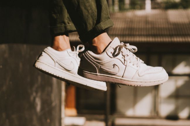 what-to-look-for-in-sneakers-for-flat-feet